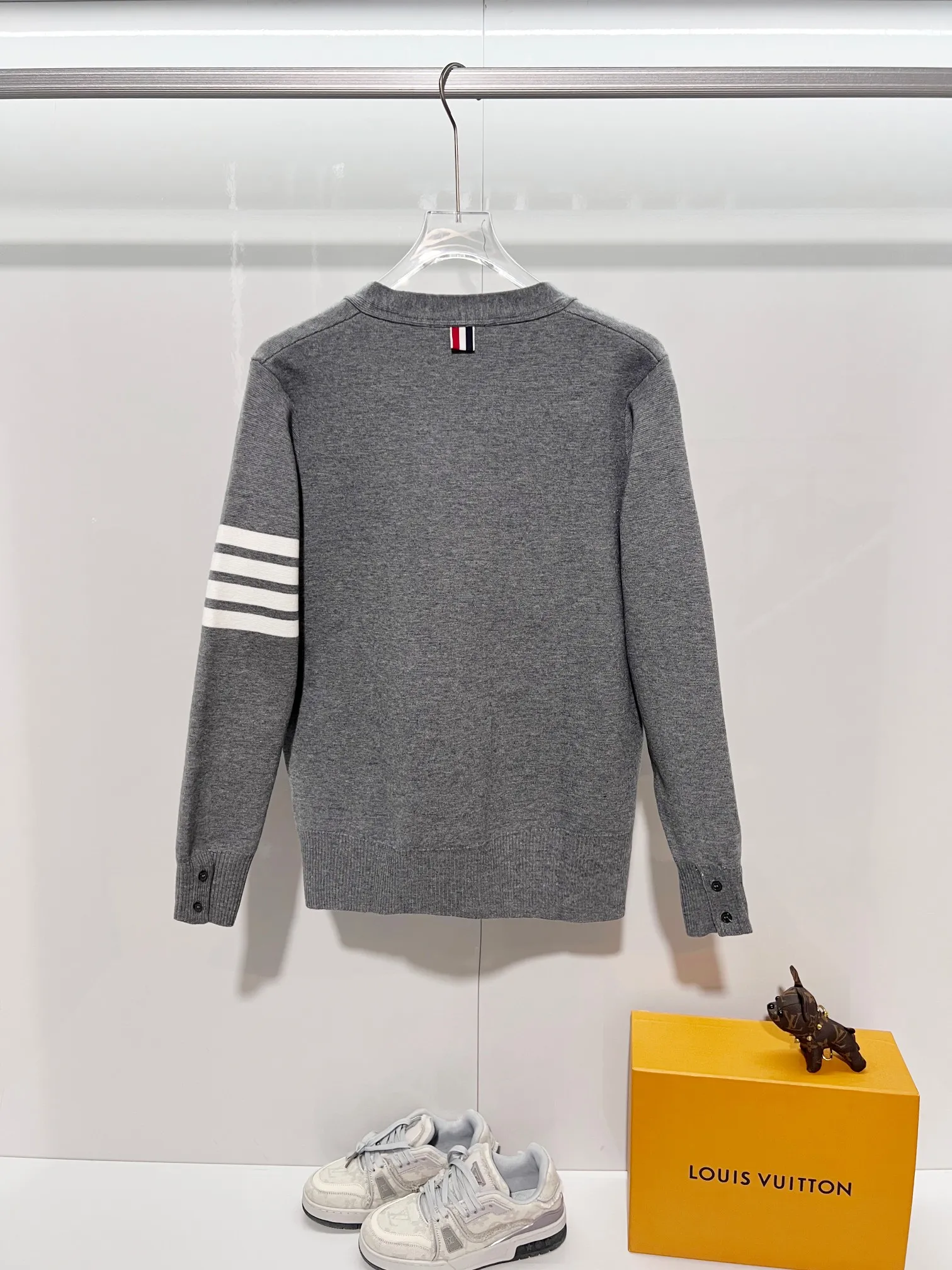 Thom Browne ➡️ Classic V ， Retro Same Style 2025ss Versatile : White.Black.Gray. Size：M-2XL